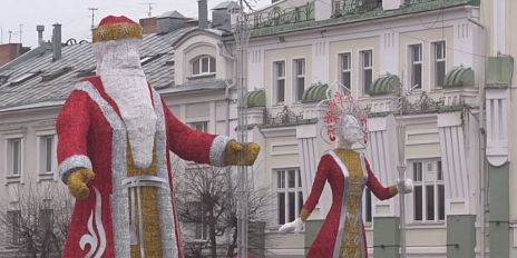 Гигантский Дед Мороз и его внучка