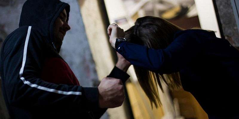 Двое мужчин в микрорайоне Алроса отобрали телефон у девушки