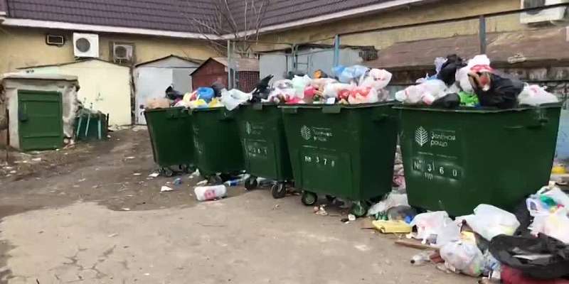 Порядка не будет? УК «Зеленая роща» в очередной раз превратила контейнерную площадку на ул. 4-я Курская, 2 в свалку