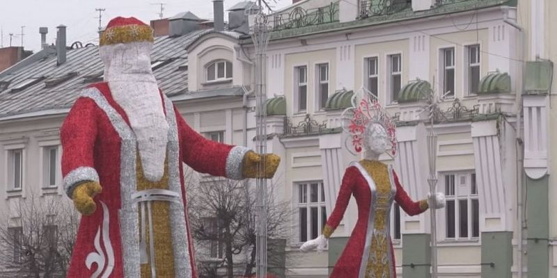 Гигантский Дед Мороз и его внучка