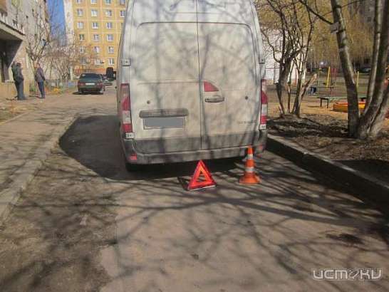 В Орле микроавтобус задним ходом сбил 82-летнюю бабушку
