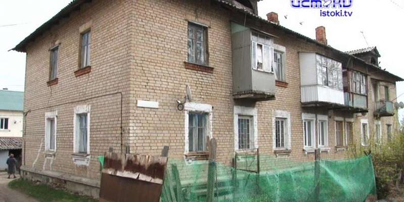 Не дождавшись 2025 года, в Орле обрушился потолок в очередном «карточном домике»