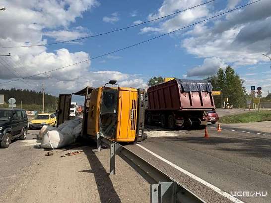Под Орлом после столкновения с МАЗом перевернулся груженый КамАЗ