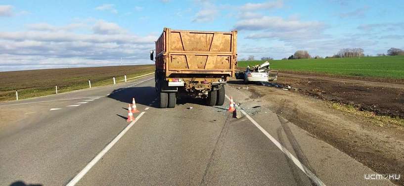 Под Орлом легковушка влетела в «Камаз». Один человек погиб и еще один получил травмы
