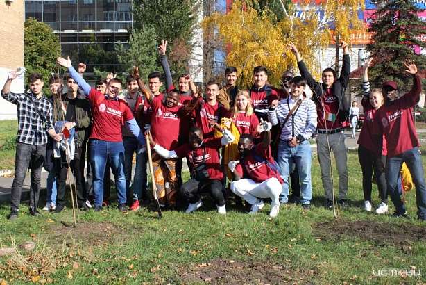 «Аллея дружбы народов»: иностранные студенты высадили в Орле рябины