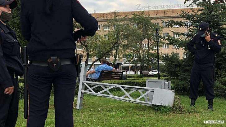 В Орле и. о. начальника УКХ обвинили в халатности из-за падения световой опоры на малыша