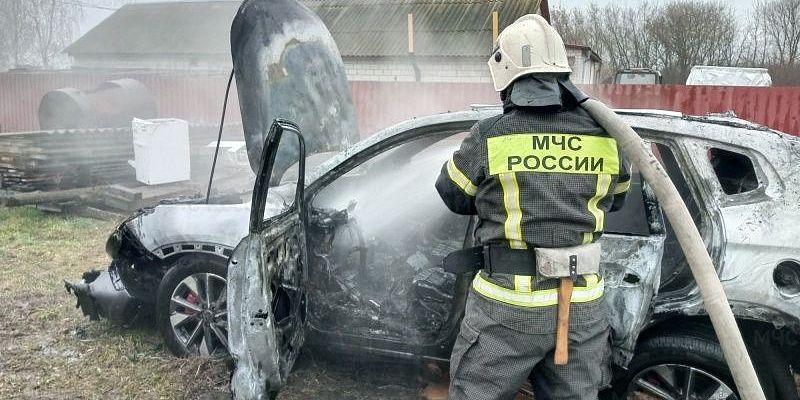 Орловские спасатели за 15 минут потушили автомобиль