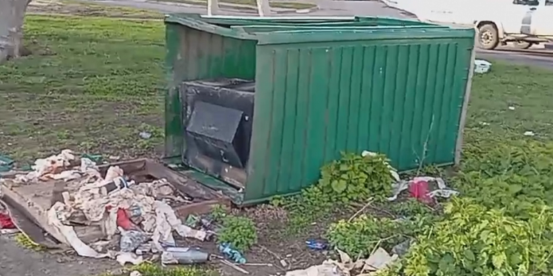 Запущенный туалет в Орле не выдержал внимания и завалился