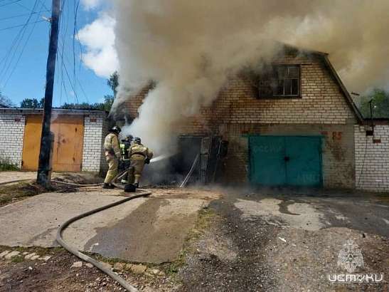 В Нарышкино пенсионер едва заживо не сгорел в своём гараже