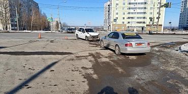 В Орле на Раздольной столкнулись две легковушки. Одна из пассажирок госпитализирована