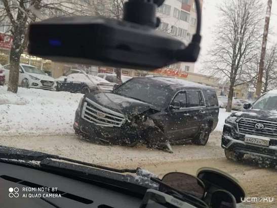 В Орле Кадиллак столкнулся с микроавтобусом