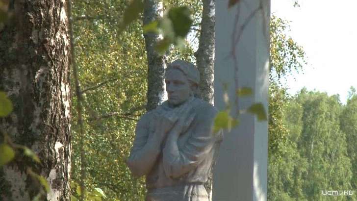 Орловские полицейские высадили деревья в Кривцовском мемориале