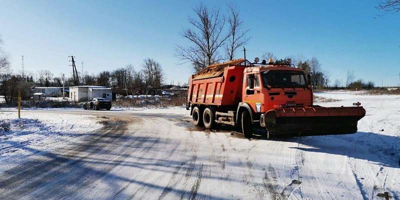 Под Мценском снегоуборочный КамАЗ врезался в иномарку