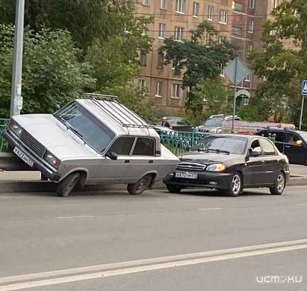 В Орле очевидцы сняли залетевший на барьерное ограждение автомобиль