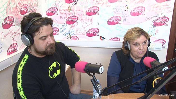 Смотрите в «Живом эфире»: нужен ли театру эпатаж и какие спектакли пользуются спросом