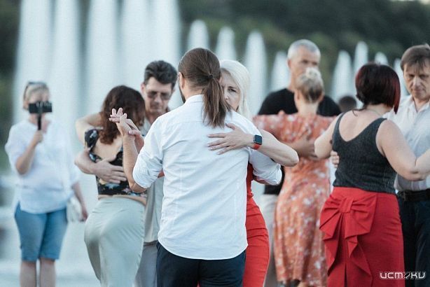 Сегодня на заре в Орле прошел танцевальный флешмоб