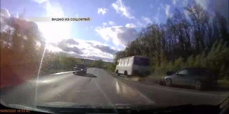 Под Орлом легковушка врезалась в маршрутку и повредила ей газовый баллон, а в школах введут электронные дневники