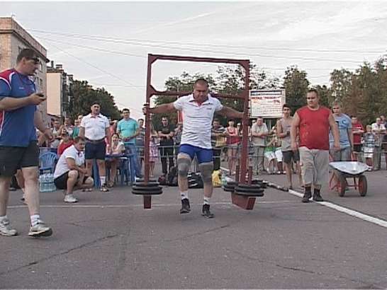 Самые сильные люди трех городов встретились на главной площади 