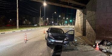 "Киа" сегодня ночью в Орле не смогла проехать без последствий под железнодорожном мостом