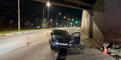 "Киа" сегодня ночью в Орле не смогла проехать без последствий под железнодорожном мостом