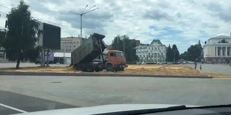 Видео: центр Орла превращается в... площадку для пляжного волейбола