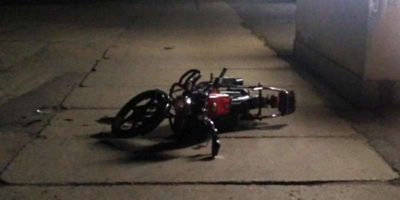 В Орловской области пьяный мопедист врезался в закрытые ворота завода