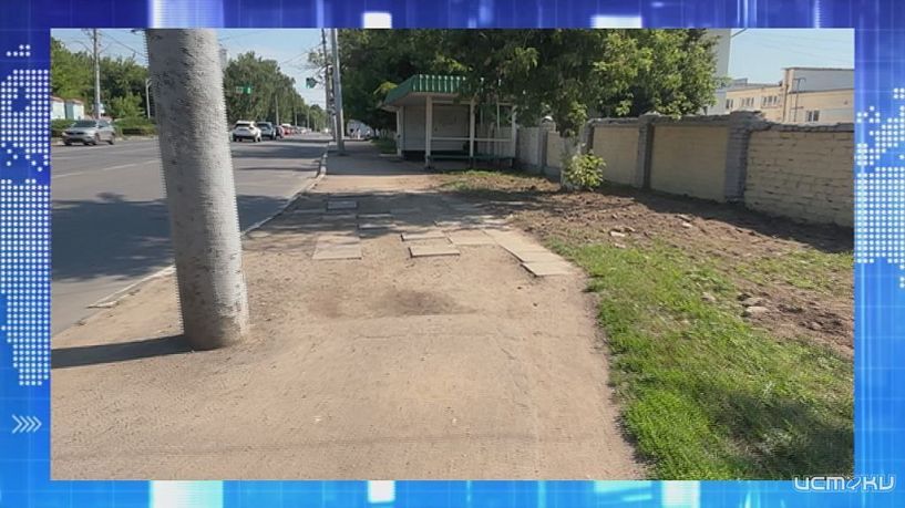 В сердце Орла на пешеходной дорожке облез асфальт и плитка. Экспресс - новости.