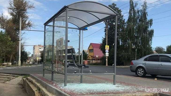 Остановку на ул. Паровозной в Орле сломали во второй раз