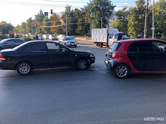 В Орле на ул. Октябрьская столкнулись две иномарки