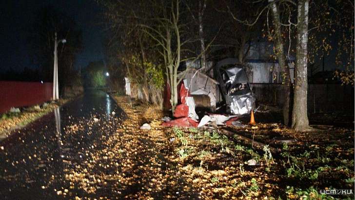 Под Орлом авто зависло в вертикальном положении, протаранив забор и сарай 