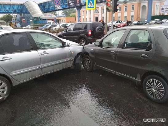 В районе орловского «ГРИННа» не смогли мирно разъехаться две иномарки