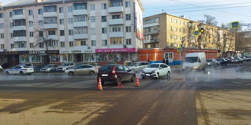 В центре Орла не разъехались две «Лады». Есть пострадавшие