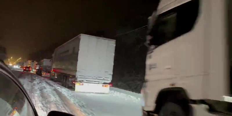 На Орловщине на заснеженной дороге застряли фуры с гуманитарным грузом