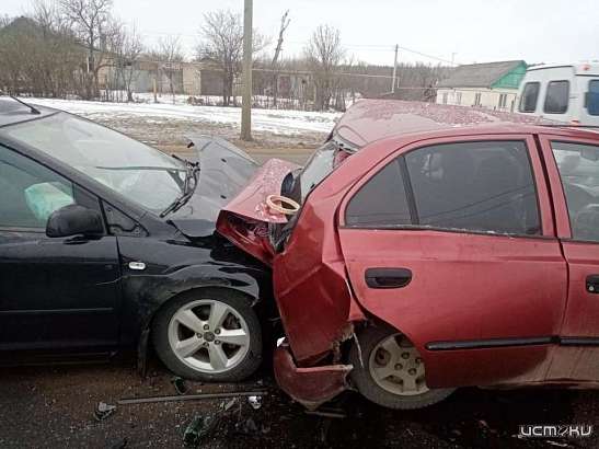 Две легковушки, два грузовика и трое пострадавших: на трассе М-2 «Крым» произошло серьёзное ДТП