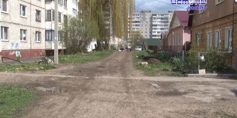 Такси и скорая отказываются заезжать: орловчане недоумевают, почему их убитые дворы не ремонтируют