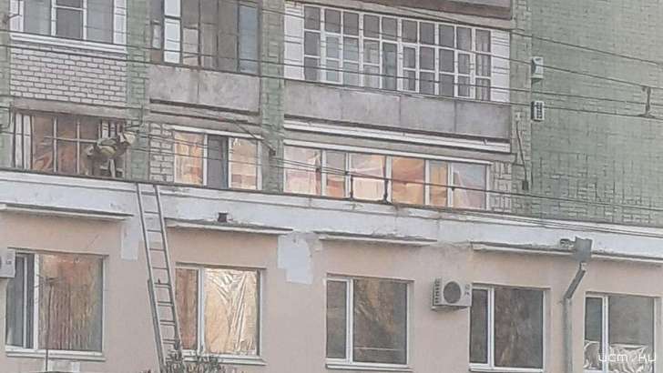 В Орле женщина насмерть разбилась, упав с 7-го этажа на козырек здания В Орле женщина насмерть разбилась, упав с 7-го этажа на козырек здания