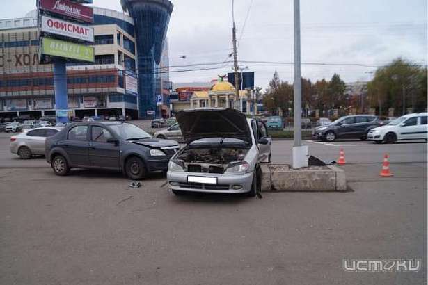 В Орле около ГРИННа столкнулись две иномарки