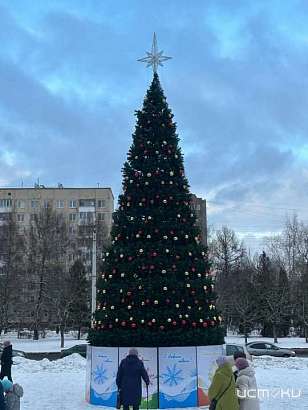 У КДЦ «Металлург» в Орле всё же установили новогоднюю ёлку