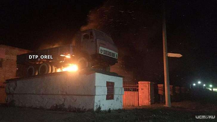 В Орловской области загорелся памятник КамАЗу