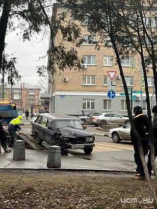 Рядом с администрацией города въехали в стоящий автомобиль 