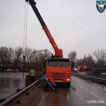 Мост в деревне Гать под угрозой: уровень воды достиг поверхности сооружения