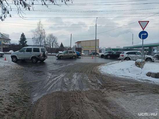 В Орле на Болховском шоссе столкнулись внедорожник «УАЗ» и легковушка «Лада»