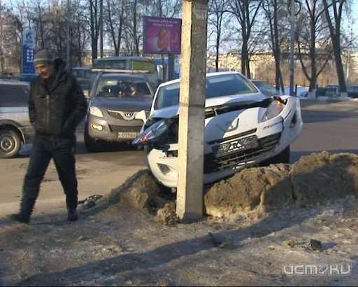 На «Экране» такси влетело в столб