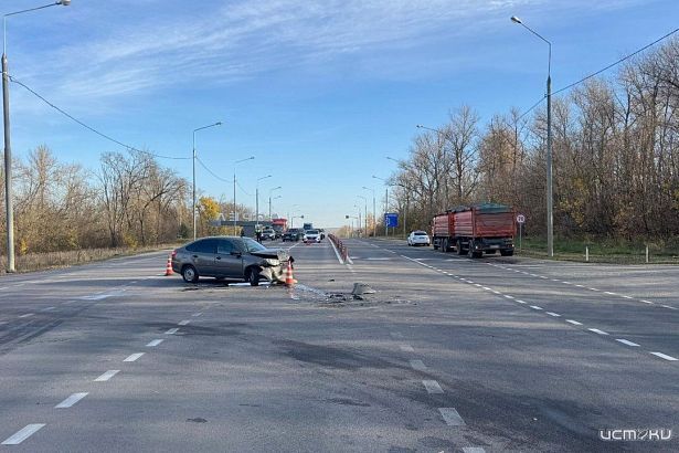 На подъезде к Орлу столкнулись грузовик и легковой автомобиль
