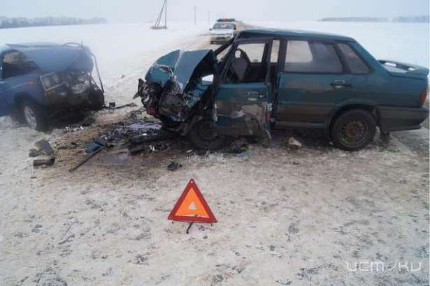 Два ВАЗа жестко столкнулись на трассе в Орловской области