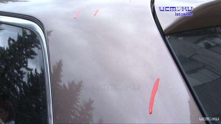 Ветер или горе-ремонтники? В Орле оказались испачканы краской припаркованные авто 