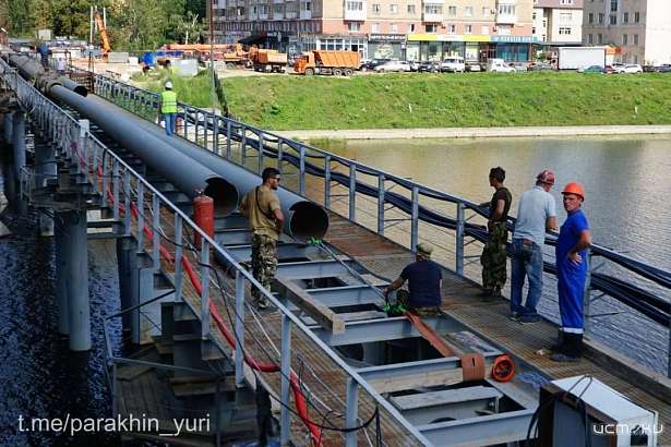 В Орле строители «Уваровской ПМК-22» продолжают опускать конструкцию пролёта Красного моста на центральные опоры