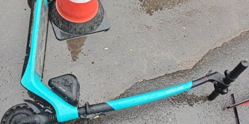 На Наугорском шоссе в Орле автомобиль наехал на самокатчика 