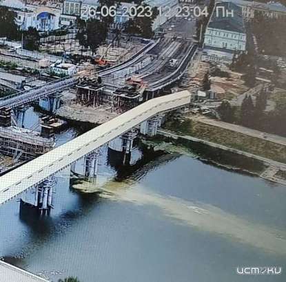 В Орле при заливке центральной опоры Красного моста произошла утечка бетона в реку