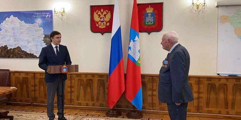 Орловский губернатор вручил орден «Международному человеку тысячелетия»